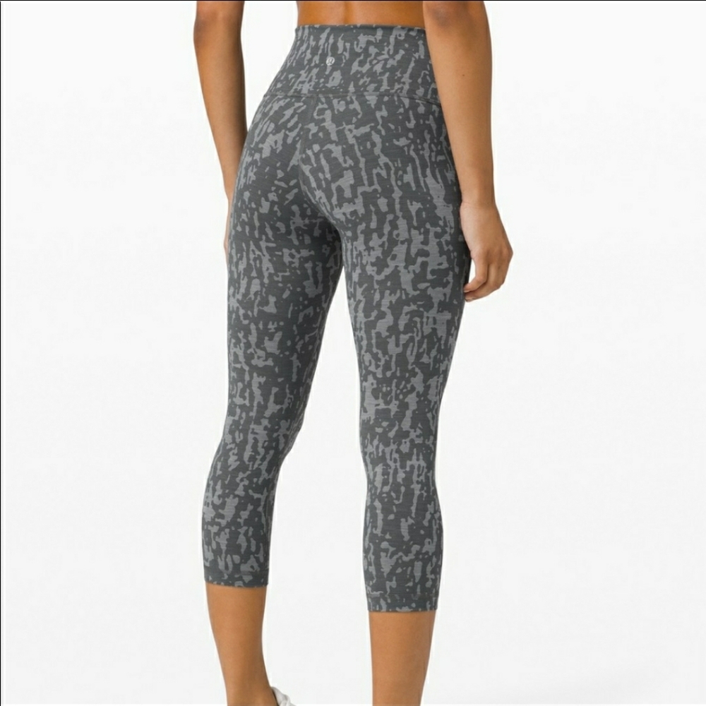 Lululemon wunder train hr crop 21" size 6 or 8